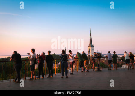 Tourisme, vue mer Baltique de touristes se sont réunis sur la colline de Toompea à regarder le coucher de soleil sur la vieille ville médiévale de Tallinn, Estonie trimestre. Banque D'Images