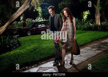 (L-r) KEVIN BACON comme David Lindhagen et Julianne Moore comme Emily dans Warner Bros Pictures' comédie "CRAZY, STUPID, LOVE." Un communiqué de Warner Bros Pictures. Banque D'Images