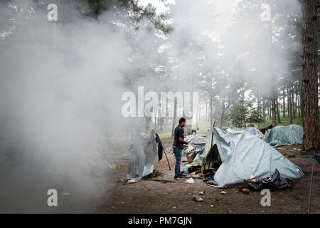L'Europe, Bosnie, Bihac, 02 Septembre 2018 : dans la ville sur la frontière avec la Croatie le migrants vivent à l'intérieur de tentes recouvertes de plastique en raison de la pluie Banque D'Images