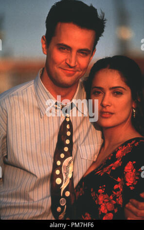 Photo du film de 'fools rush in Matthew Perry et Salma Hayek © 1997 Columbia Référence de fichier #  31013342THA pour un usage éditorial uniquement - Tous droits réservés Banque D'Images