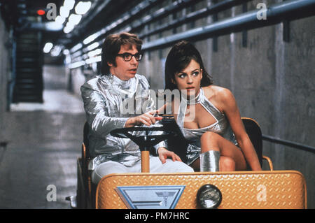 Photo du film de 'Austin Powers : International Man of Mystery' Mike Myers, Elizabeth Hurley © 1997 New Line Crédit photo : Kimberly Wright Référence de fichier #  31013442THA pour un usage éditorial uniquement - Tous droits réservés Banque D'Images