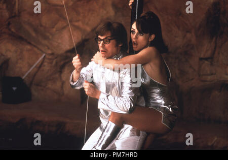 Photo du film de 'Austin Powers : International Man of Mystery' Mike Myers, Elizabeth Hurley © 1997 New Line Crédit photo : Kimberly Wright Référence de fichier #  31013443THA pour un usage éditorial uniquement - Tous droits réservés Banque D'Images