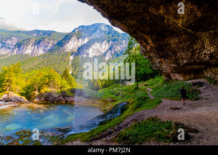 Superbe chute d'eau dans les Alpes juliennes Banque D'Images