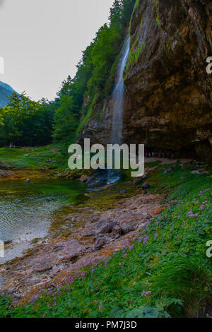 Superbe chute d'eau dans les Alpes juliennes Banque D'Images