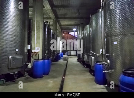 Canons d'acier pour la fermentation du vin dans l'usine de vigneron Banque D'Images