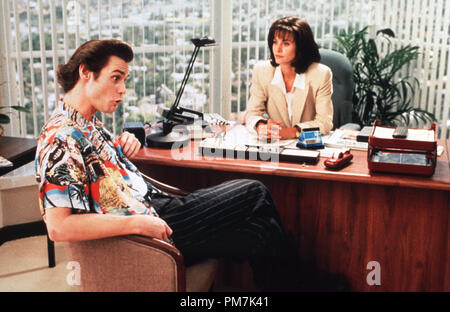 Photo du film de 'Ace Ventura : Pet Detective' Jim Carrey, Courteney Cox © 1994 Warner Brothers Référence #  31129463THA pour un usage éditorial uniquement - Tous droits réservés Banque D'Images