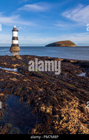 Le phare de Penmon (Trwyn du) et l'île de Puffin sur le détroit de Menai, Anglesey, pays de Galles Banque D'Images