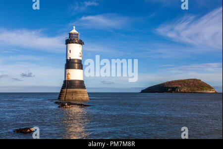 Le phare de Penmon (Trwyn du) et l'île de Puffin sur le détroit de Menai, Anglesey, pays de Galles Banque D'Images