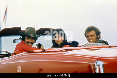 Publicité studio de photo du film "Smokey et le Bandit' Burt Reynolds, Sally Field, Jerry Reed 1977 Fichier universel référence #  31202 753THA Banque D'Images
