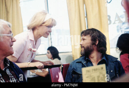 Publicité studio de photo du film 'Alice ne vit plus ici' Ellen Burstyn, Kris Kristofferson 1975 Warner Brothers référence #  31202 Fichier 970THA Banque D'Images