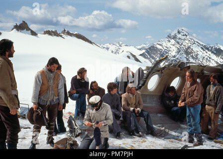 Photo du film / publicité encore de 'vivants' Josh Hamilton, John Newton, Richard Ian Cox, David Cubitt, John Cassini, Gian DiDonna, Michael Tayles, Ethan Hawke © 1993 Touchstone Pictures Crédit photo : Doug Curran Référence de fichier #  31371427THA pour un usage éditorial uniquement Tous droits réservés Banque D'Images