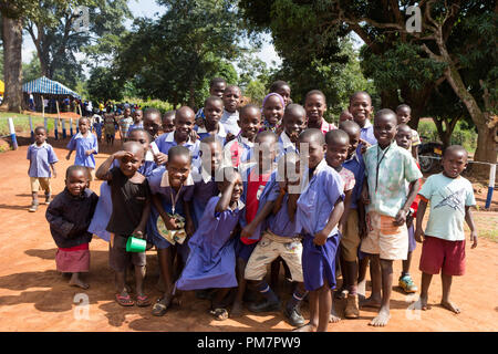 L'Ouganda. Le 30 juin 2017. Un groupe de professionnels le plus souvent enfants d'une école primaire sourire, rire et en agitant. Banque D'Images