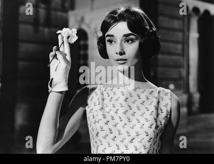 Studio publicité Still : (Archival Classic Cinema - Audrey Hepburn Retrospective) 'Love in the Afternoon' Audrey Hepburn 1957 Allied Artists référence de fichier # 31386 1073THA Banque D'Images