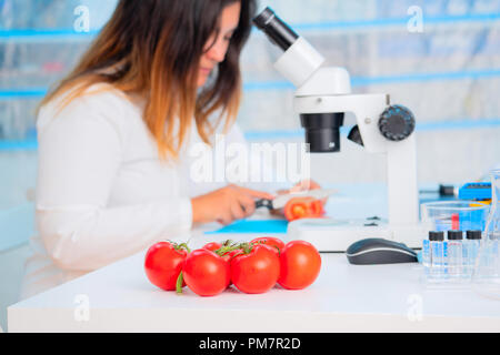 Contrôler les fruits et légumes pour les éléments nocifs. Laboratoire pour l'Inspection de la qualité des aliments Banque D'Images