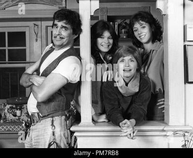 Studio publicité Still : 'One Day at a Time' Pat Harrington, Bonnie Franklin, Valerie Bertinelli, Mackenzie Phillips 1978 référence du dossier 31386 1223THA Banque D'Images