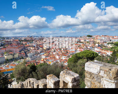 Vue sur le quartier de Baixa des murs de la ville historique de Castelo de Sao Jorge, Lisbonne, Portugal Banque D'Images