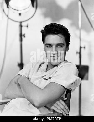 Studio publicité Still : (Archival Classic Cinema - Elvis Presley Retrospective) Elvis Presley circa 1957 référence du fichier 31386 1261THA Banque D'Images