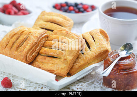 Pâte feuilletée maison tartes avec les framboises et les bleuets. Selective focus Banque D'Images