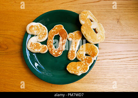 Nouveau concept de changement de l'année 2018 à 2019 Petit-déjeuner avec des numéros réalisés avec panake sur une plaque verte copie espace horizontal Banque D'Images