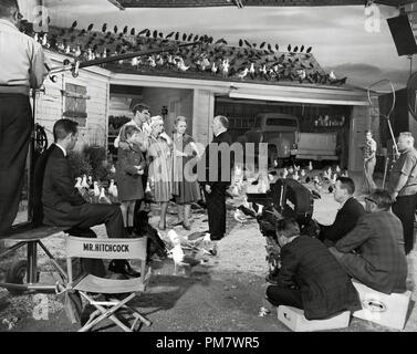 Alfred Hitchcock, Rod Taylor, Tippi Hedren, Jessica Tandy, et Veronica Cartwright au cours de la production de 'Les Oiseaux', 1963. Référence de fichier #  31537 485 Banque D'Images