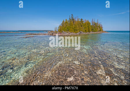 L'île côtière tranquille sur la baie Georgienne, sur le lac Huron dans le Parc National de la Péninsule-Bruce près de Tobermory (Ontario) Banque D'Images