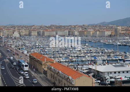 Marseille, Hafenstadt am Mittelmeer im Süden : Carouge (Ge) Am Alten Hafen im Zentrum der Stadt Banque D'Images