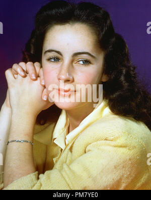 (Archival Classic Cinema - Elizabeth Taylor Retrospective) Elizabeth Taylor, vers 1945 référence du dossier 31559 044THA Banque D'Images