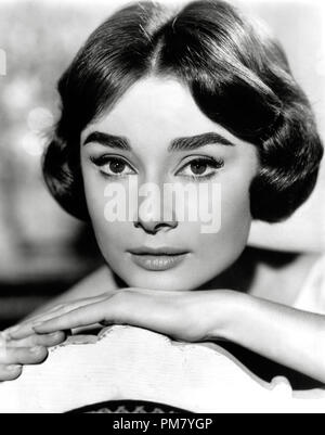 (Archivage classique du cinéma - Audrey Hepburn rétrospective) Audrey Hepburn, 'l'amour dans l'après-midi 1957 Allied Artists référence #  31569 011THA Banque D'Images