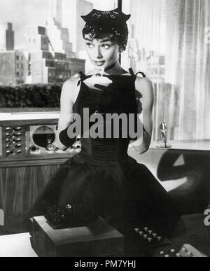 (Archivage classique du cinéma - Audrey Hepburn rétrospective) Audrey Hepburn, 'Sabrina' 1954 une référence de dossier #  31569 029THA Banque D'Images