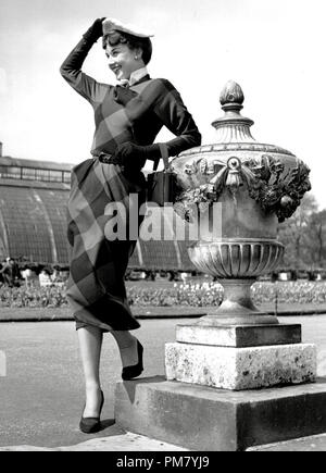 (Archivage classique du cinéma - Audrey Hepburn Audrey Hepburn) Rétrospective vers 1949 référence #  31569 Fichier 044THA Banque D'Images