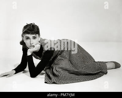 (Archivage classique du cinéma - Audrey Hepburn rétrospective) Audrey Hepburn, 'Sabrina' 1954 une référence de dossier #  31569 052THA Banque D'Images