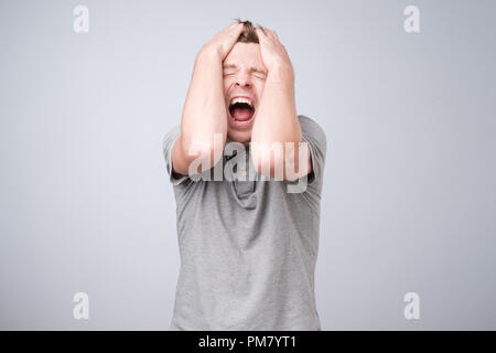 Portrait d'un homme européen crier. Concept d'émotion négative Banque D'Images