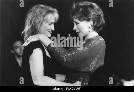Photo du film ou encore la publicité de 'Postcards from the Edge" Meryl Streep et Shirley MacLaine © 1990 Tous droits réservés Colombie-britannique Référence de fichier #  31571144THA pour un usage éditorial uniquement Banque D'Images