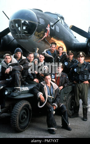 Photo du film ou encore la publicité de 'Memphis Belle' Sean Astin, Tate Donovan, Harry Connick Jr., Eric Stolz, D.B. Sweeney, Billy Zane, Matthew Modine Warner © 1990 Tous droits réservés n° de référence du fichier 31571174THA pour un usage éditorial uniquement Banque D'Images