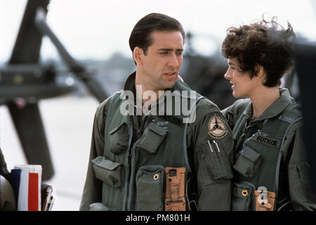 Photo du film ou encore la publicité de 'Fire Birds' Nicolas Cage, Sean Young © 1990 Touchstone Pictures Tous Droits Réservés #  de référence fichier 31571235THA pour un usage éditorial uniquement Banque D'Images