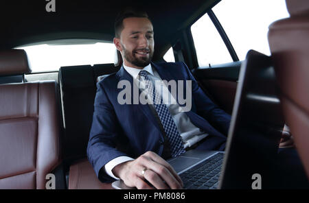 Confident businessman sitting in car Banque D'Images