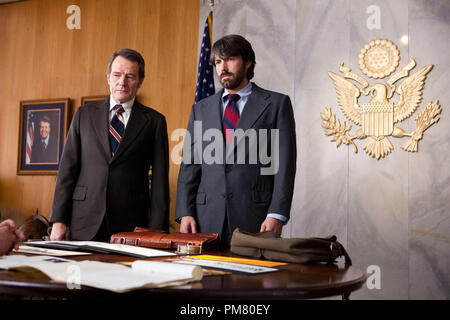 (L-r) BRYAN CRANSTON comme Jack O'Donnell et Ben Affleck comme Tony Mendez dans "ARGO", une présentation de Warner Bros Pictures en association avec GK Films, qui sera distribué par Warner Bros Pictures. Banque D'Images