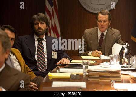 (L-r) de Ben Affleck comme Tony Mendez et BRYAN CRANSTON comme Jack O'Donnell dans "ARGO", une présentation de Warner Bros Pictures en association avec GK Films, qui sera distribué par Warner Bros Pictures. Banque D'Images
