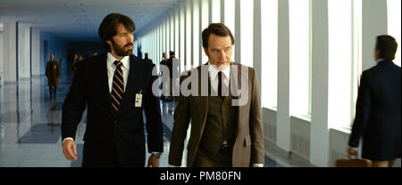 (L-r) BRYAN CRANSTON comme Jack O'Donnell et Ben Affleck comme Tony Mendez dans "ARGO", une présentation de Warner Bros Pictures en association avec GK Films, qui sera distribué par Warner Bros Pictures. Banque D'Images