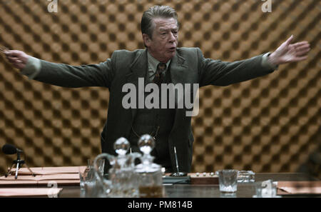 John Hurt stars comme "contrôle" à la mise à jour des fonctions de Tomas Alfredson's TINKER, tailor, Soldier, SPY. Crédit : Jack English Banque D'Images