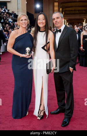 Melissa Cobb, Jennifer Yuh Nelson, Oscar-pour le Meilleur Film d'animation de l'année, et Raymond Zibach arrivent pour le 84e congrès annuel de l'Academy Awards d'Hollywood, CA, le 26 février 2012. Banque D'Images