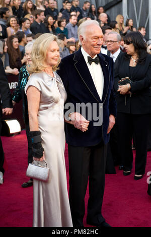 Christopher Plummer, Oscar-délégué en matière de rendement par un acteur dans un rôle de soutien, et Elaine Taylor arrive à la 84e congrès annuel de l'Academy Awards d'Hollywood, CA, le 26 février 2012. Banque D'Images