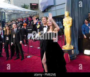 Brad Pitt, à l'Oscar pour le Meilleur Film de l'année et la performance par un acteur dans un rôle principal, et d'Angelina Jolie arrivent pour le 84e congrès annuel de l'Academy Awards d'Hollywood, CA, le 26 février 2012. Banque D'Images