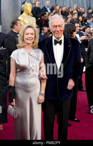 Elaine Taylor et Christopher Plummer, Oscar-délégué en matière de rendement par un acteur dans un rôle de soutien, arrivent pour le 84e congrès annuel de l'Academy Awards d'Hollywood, CA, le 26 février 2012. Banque D'Images