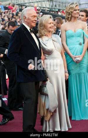 Christopher Plummer, Oscar-délégué en matière de rendement par un acteur dans un rôle de soutien, et Elaine Taylor arrive à la 84e congrès annuel de l'Academy Awards d'Hollywood, CA, le 26 février 2012. Banque D'Images