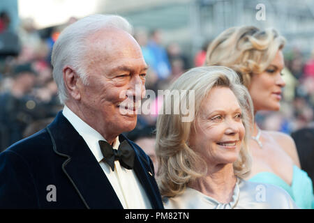 Christopher Plummer, Oscar-délégué en matière de rendement par un acteur dans un rôle de soutien, et Elaine Taylor arrive à la 84e congrès annuel de l'Academy Awards d'Hollywood, CA, le 26 février 2012. Banque D'Images