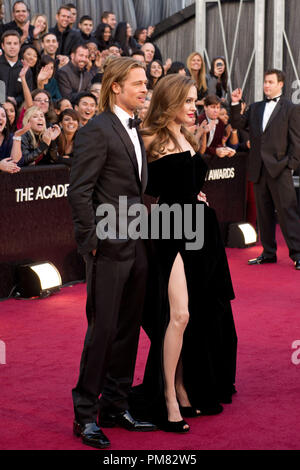 Brad Pitt, à l'Oscar pour le Meilleur Film de l'année et la performance par un acteur dans un rôle principal, et Angelina Jolie arrive à la 84e congrès annuel de l'Academy Awards d'Hollywood, CA, le 26 février 2012. Banque D'Images