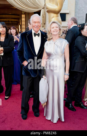 Christopher Plummer, Oscar-délégué en matière de rendement par un acteur dans un rôle de soutien, et Elaine Taylor arrivent pour le 84e congrès annuel de l'Academy Awards d'Hollywood, CA, le 26 février 2012. Banque D'Images