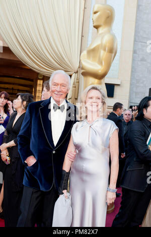 Christopher Plummer, Oscar-délégué en matière de rendement par un acteur dans un rôle de soutien, et Elaine Taylor arrivent pour le 84e congrès annuel de l'Academy Awards d'Hollywood, CA, le 26 février 2012. Banque D'Images