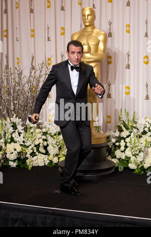 L'acteur oscarisé Jean Dujardin, lauréat pour la performance par un acteur dans un rôle principal pour son rôle dans 'l'artiste', pose backstage pour les médias. Le 84e congrès annuel de l'Academy Awards Awards est diffusée en direct sur le réseau de télévision ABC du Hollywood and Highland Center, à Hollywood, CA, Dimanche 26 Février, 2012. Banque D'Images